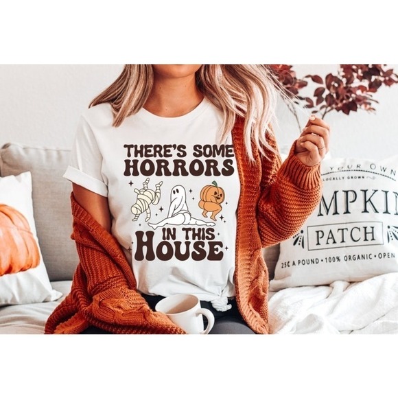 Memoriesrus E Other - Theres Some Horrors In This House Funny Halloween T-Shirt